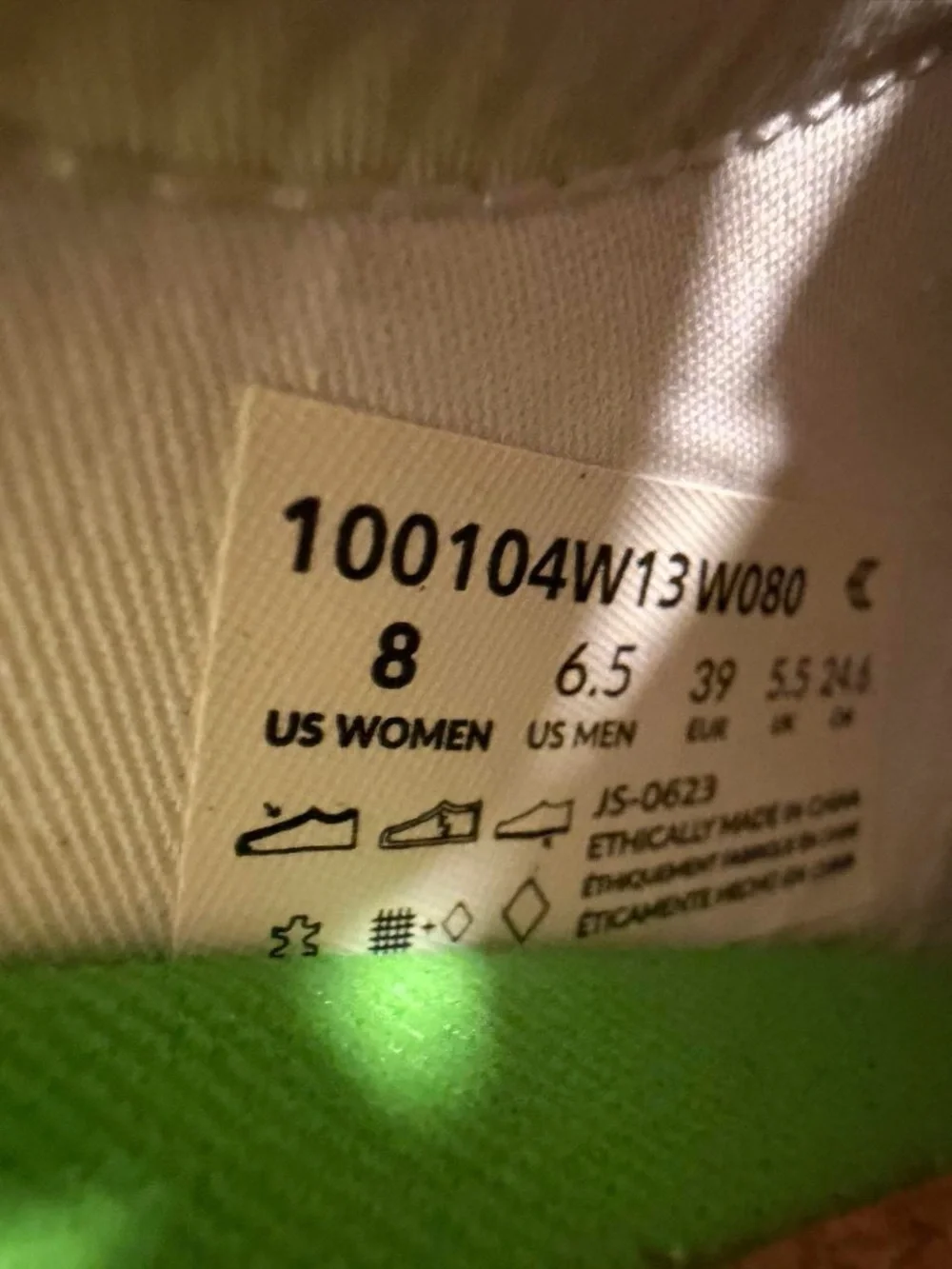 Cariuma never worn